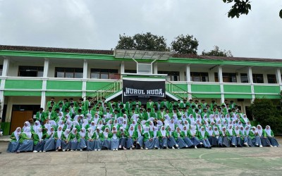 Momen Kebersamaan Tak Terlupakan: Foto Bersama Lulusan Kelas XII Angkatan ke-28 MA Nurul Huda Cisurupan